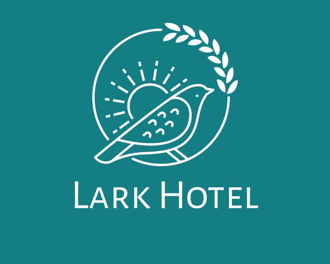 Lark Hotel Дар ес Саалам Екстериор снимка