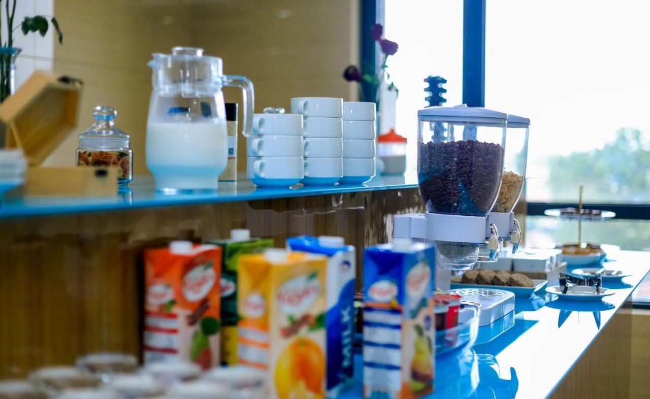 Lark Hotel Дар ес Саалам Екстериор снимка