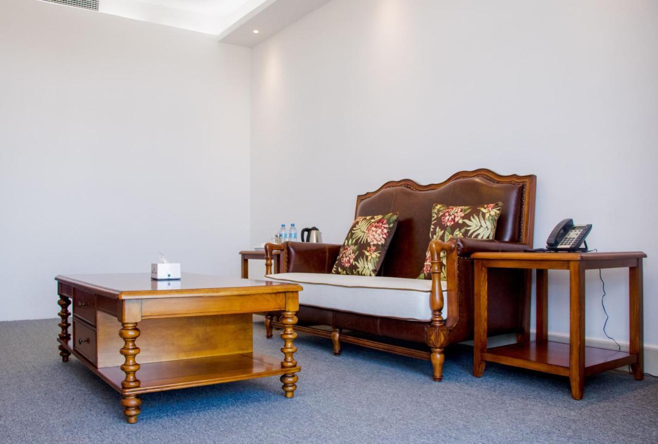 Lark Hotel Дар ес Саалам Екстериор снимка