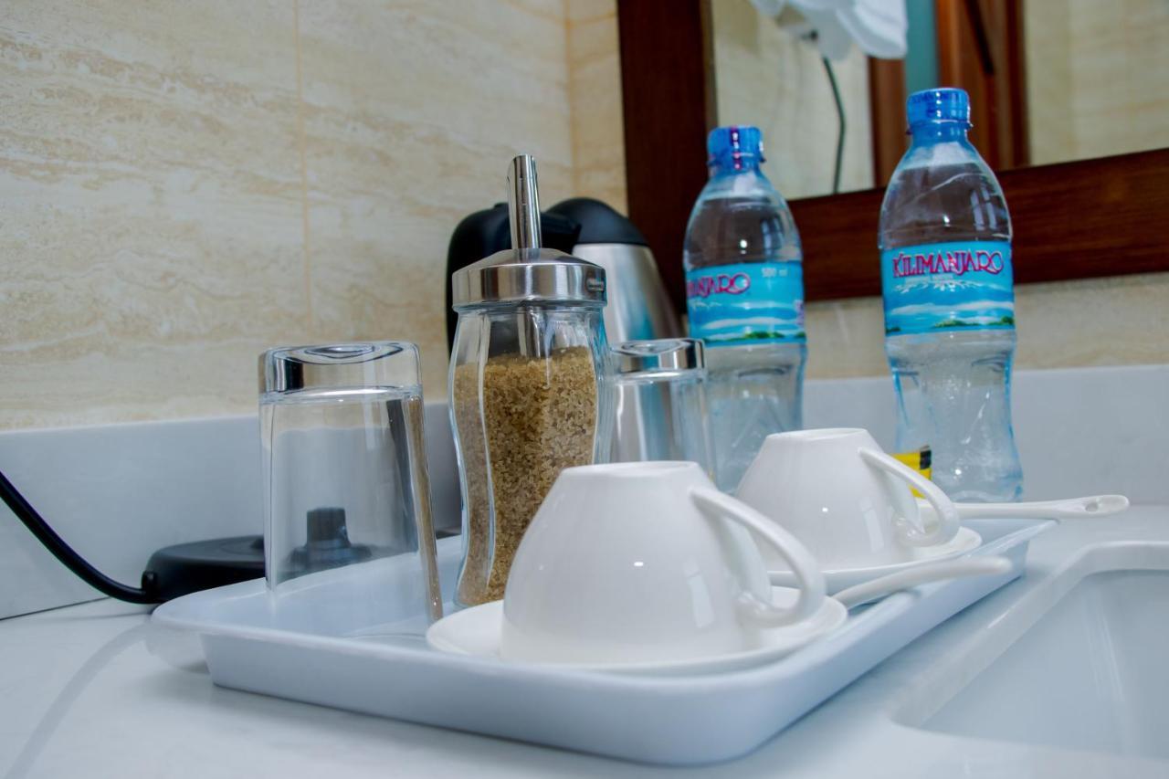 Lark Hotel Дар ес Саалам Екстериор снимка