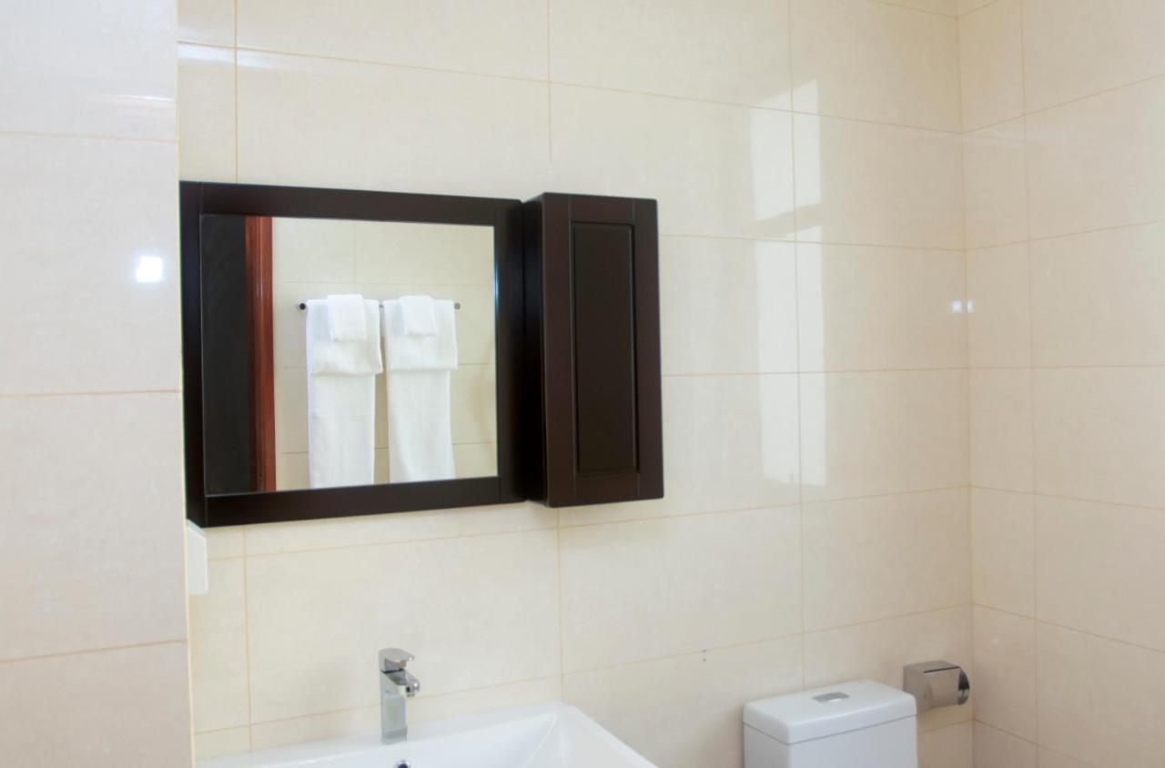 Lark Hotel Дар ес Саалам Екстериор снимка