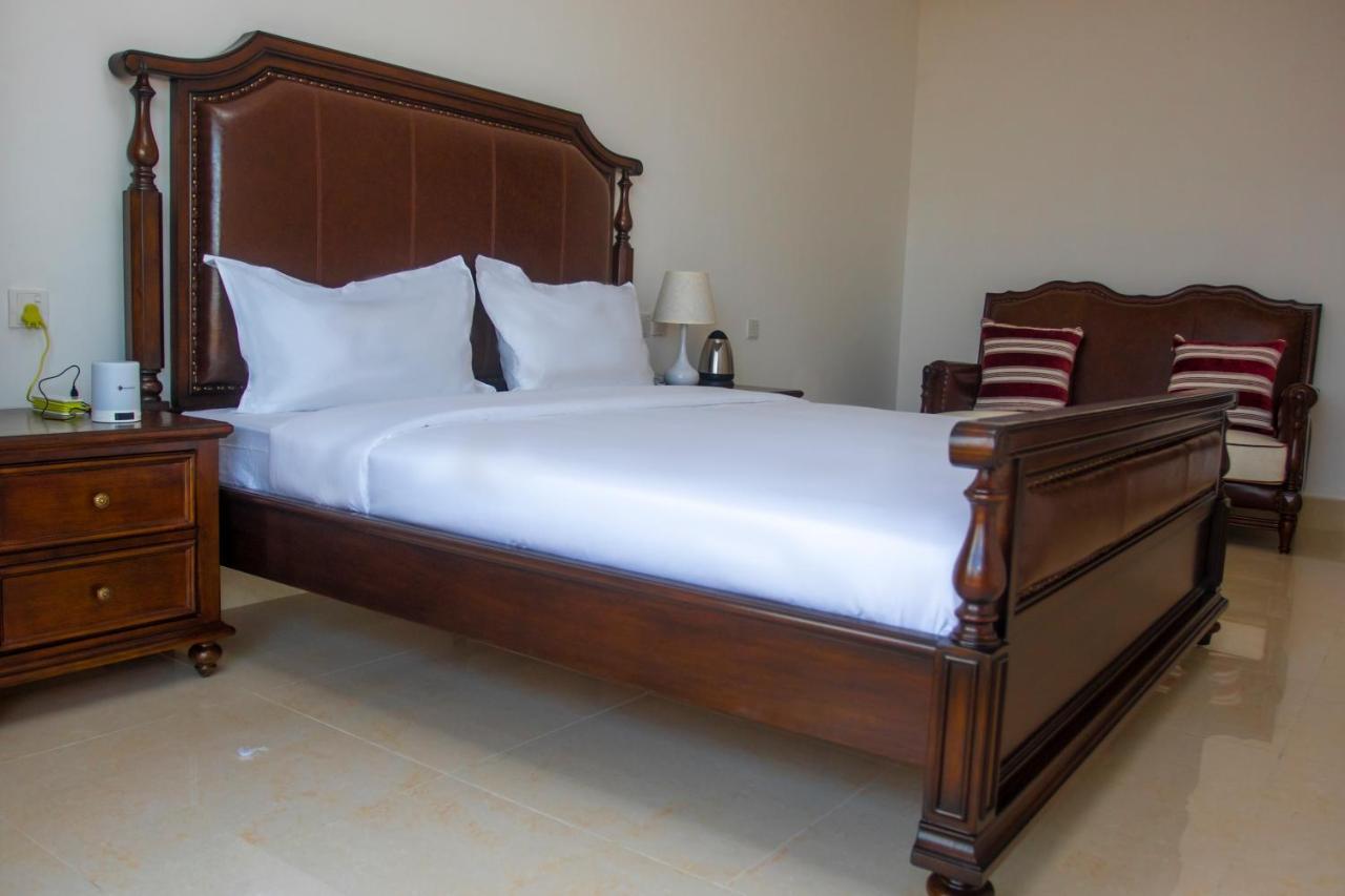 Lark Hotel Дар ес Саалам Екстериор снимка