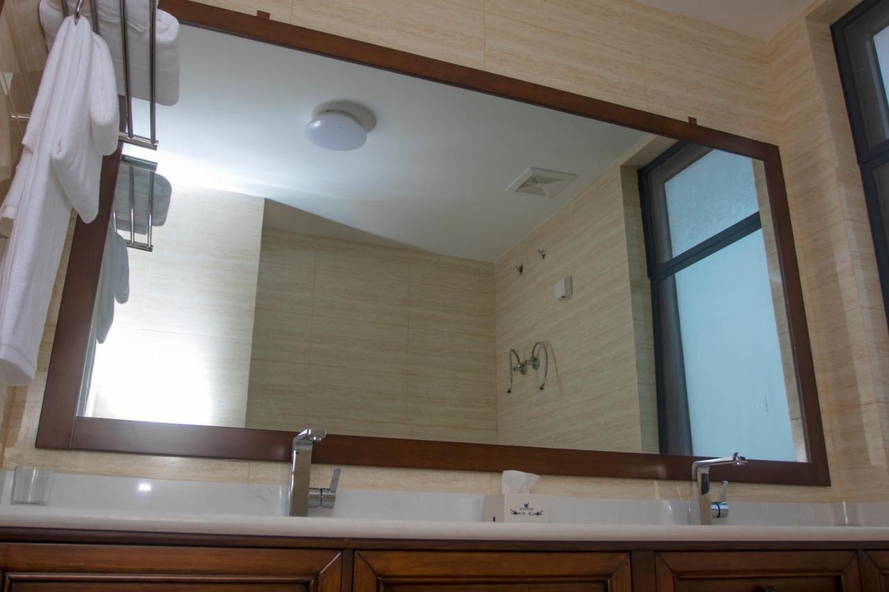 Lark Hotel Дар ес Саалам Екстериор снимка