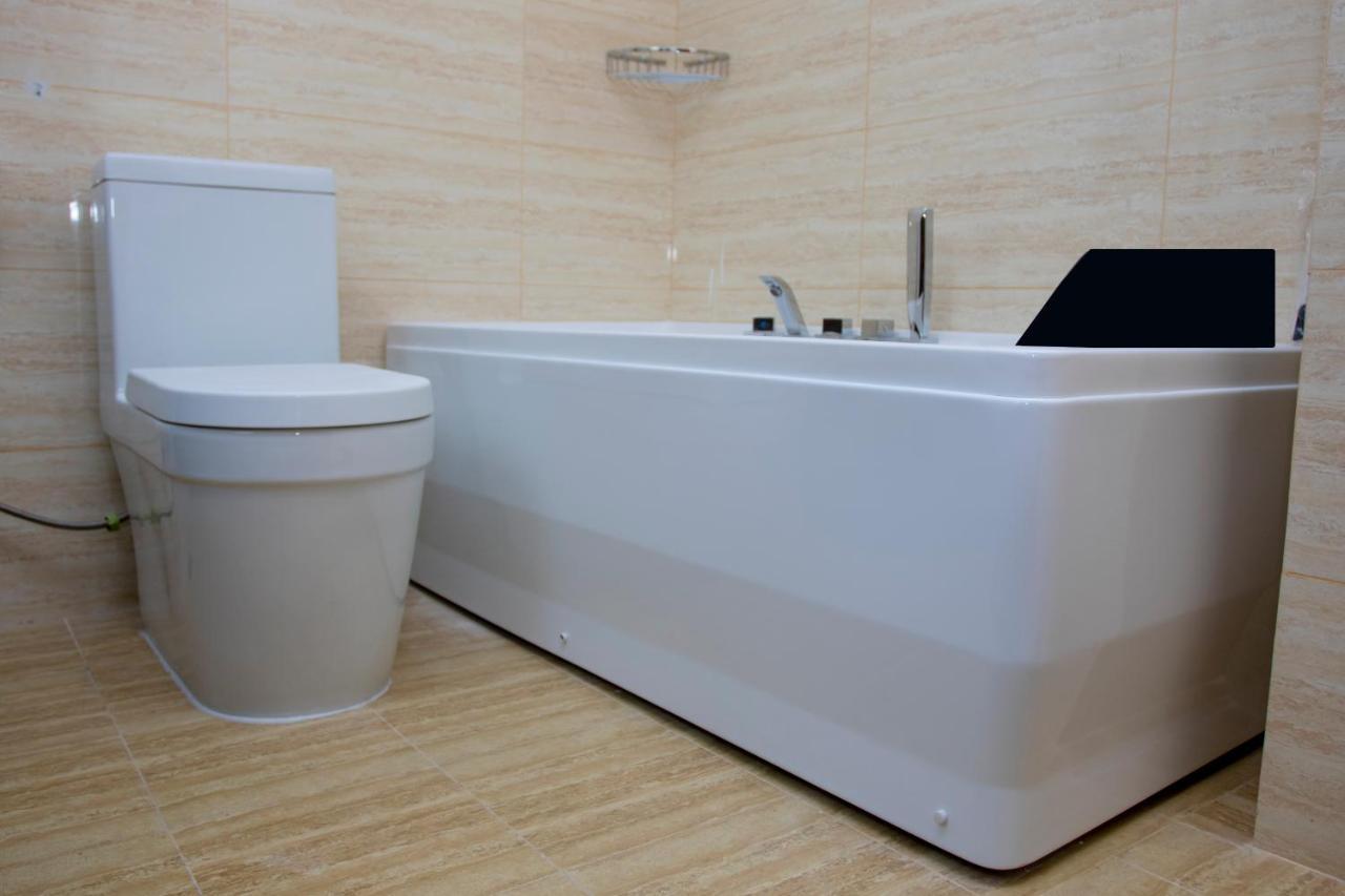 Lark Hotel Дар ес Саалам Екстериор снимка