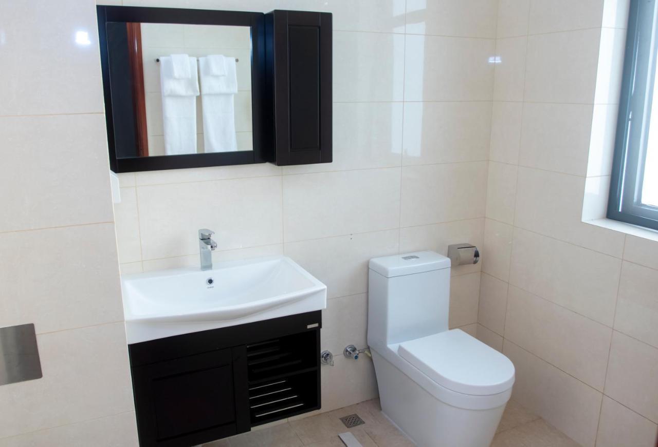 Lark Hotel Дар ес Саалам Екстериор снимка