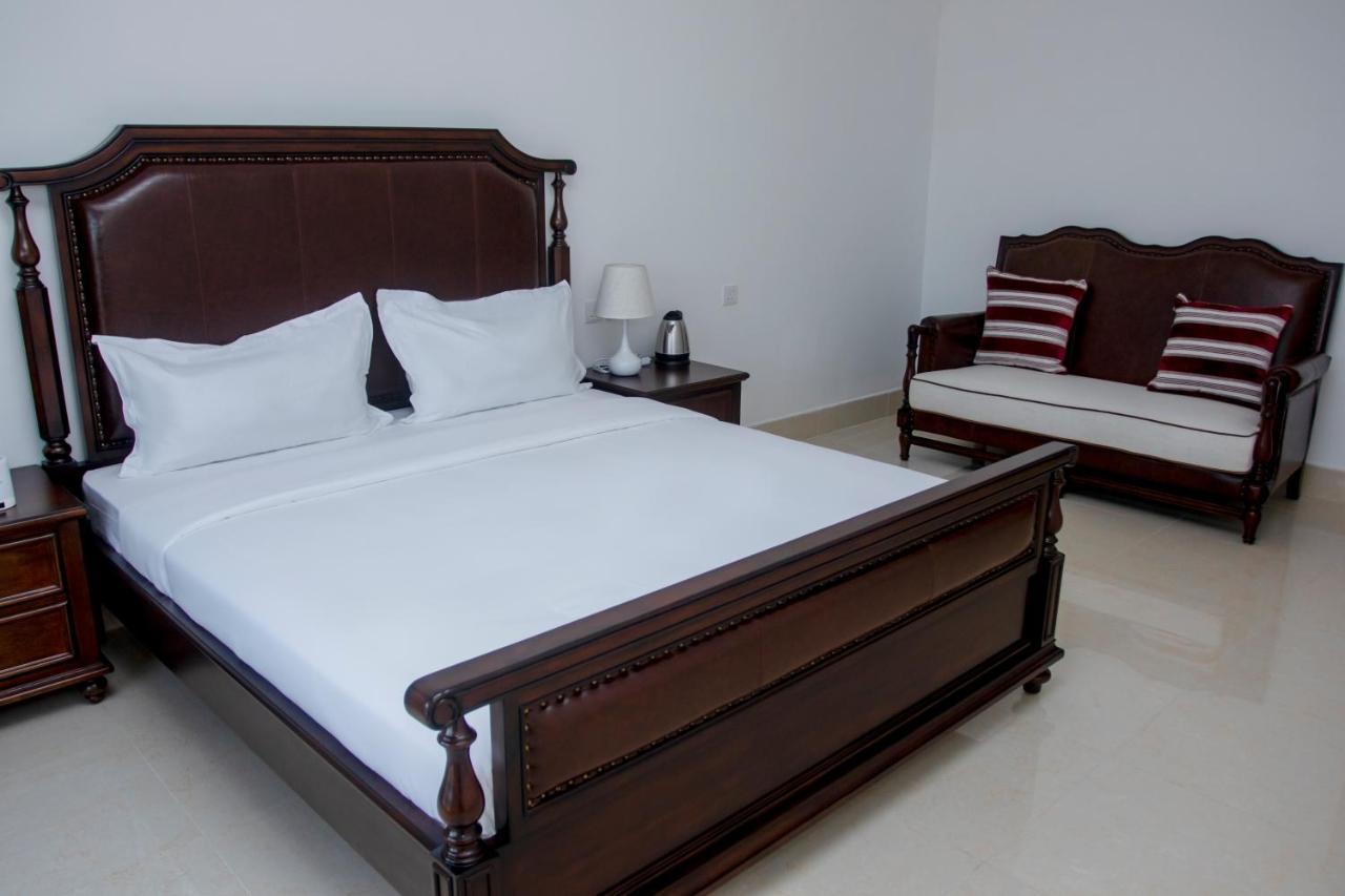 Lark Hotel Дар ес Саалам Екстериор снимка