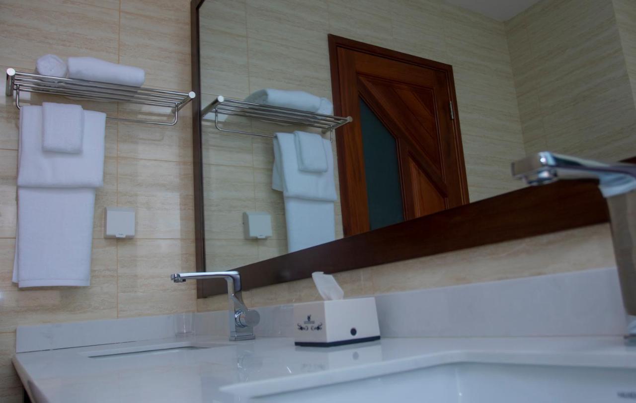 Lark Hotel Дар ес Саалам Екстериор снимка