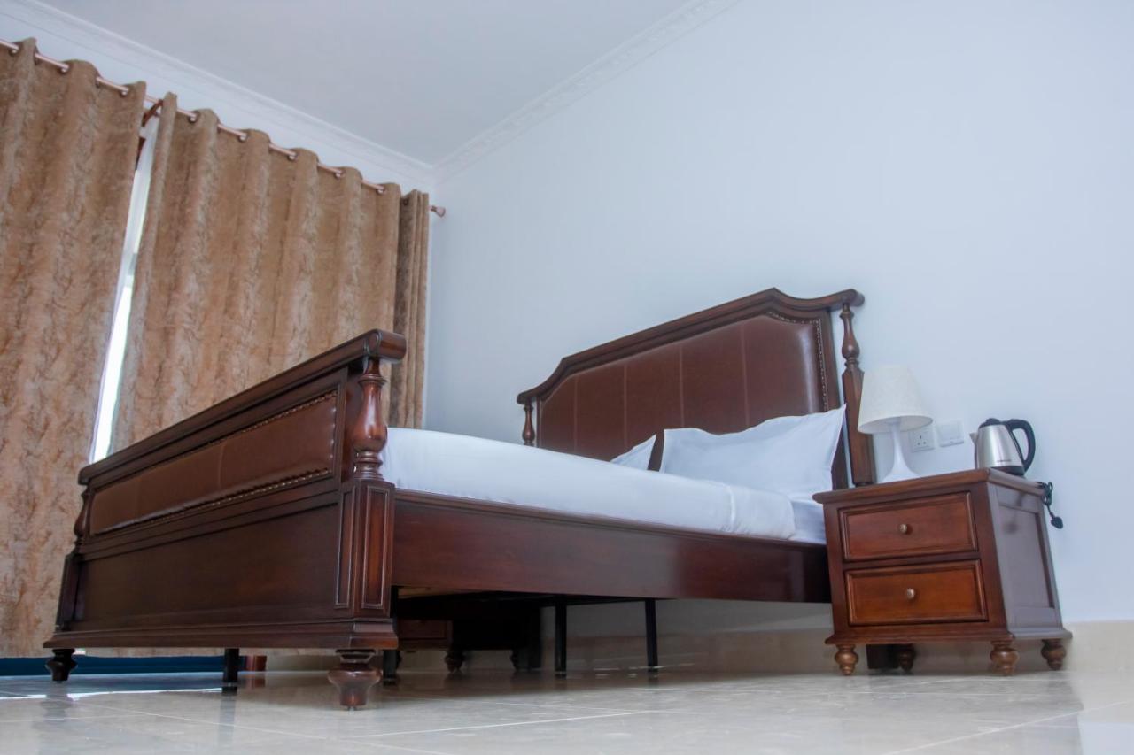 Lark Hotel Дар ес Саалам Екстериор снимка