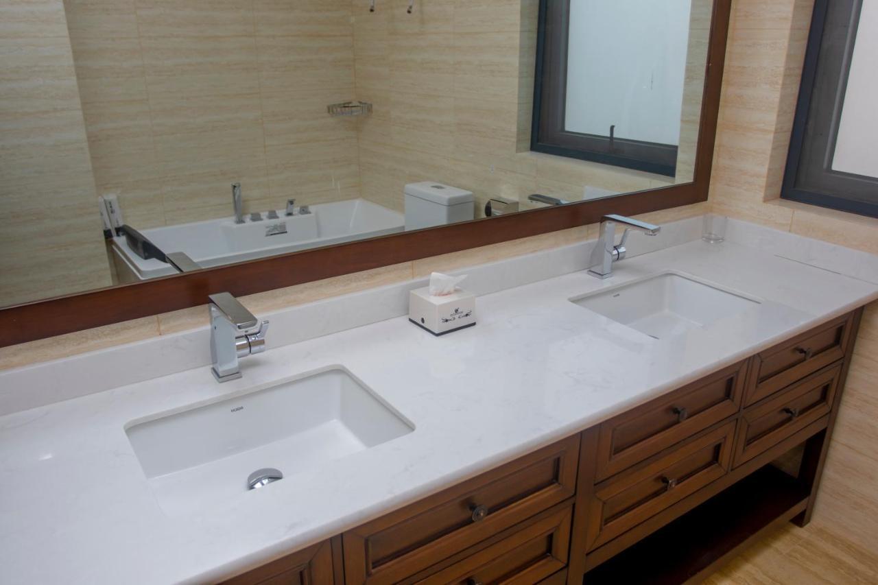 Lark Hotel Дар ес Саалам Екстериор снимка